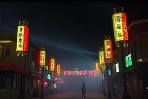 剧集《雾港第三夜》雨夜长街主推画面，路灯照射下湿地面反光形成线索感构图