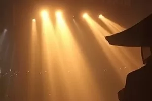 《最后一班渡轮》长镜头剧照，船尾甲板与水面尾迹