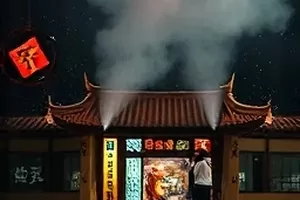 《拾光灯塔》棚内美术置景画面，木质楼梯与铁艺护栏