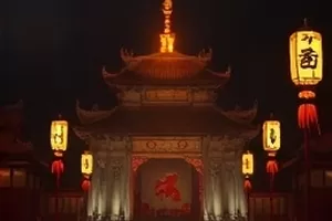 《橱窗里的人》街边橱窗反射画面，玻璃中多出一个人影