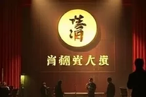 《长街回声》片尾字幕与对白画面截图，街道霓虹映在玻璃橱窗上